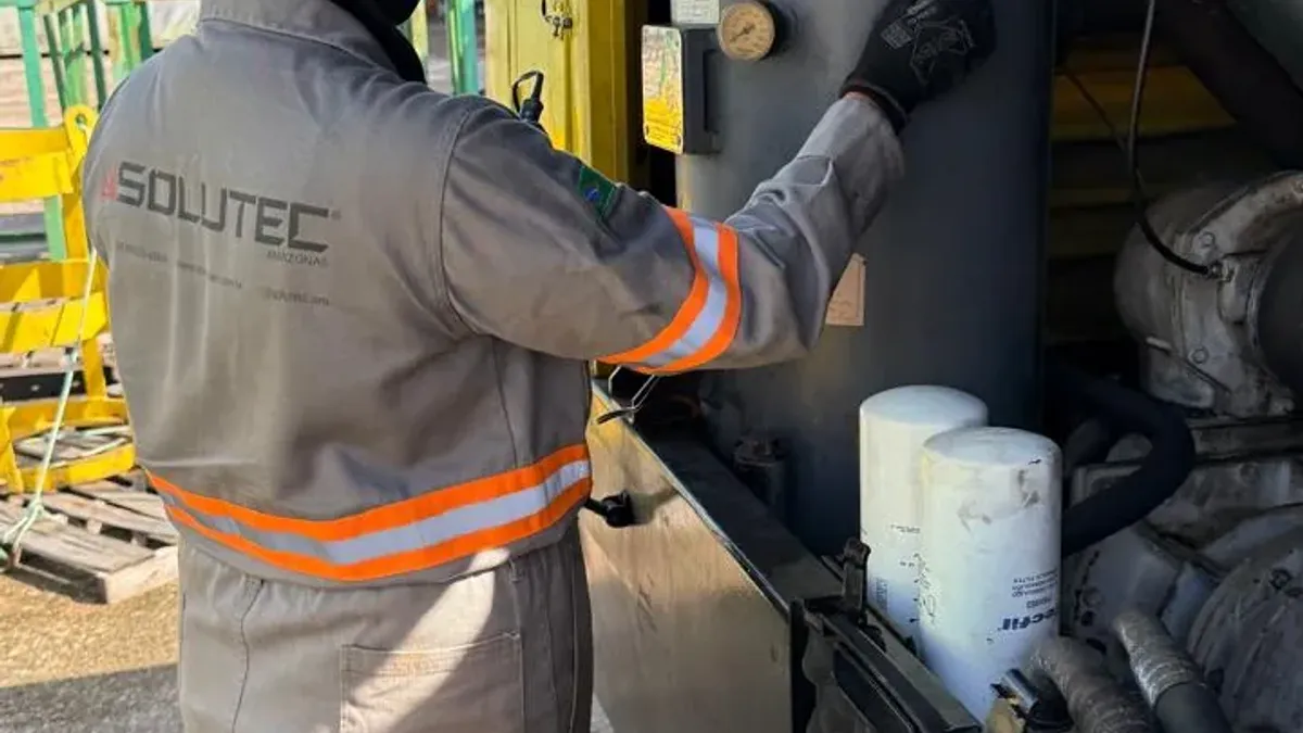 Técnico da Solutec AM inspecionando vasos de pressão e compressores em planta industrial em Manaus