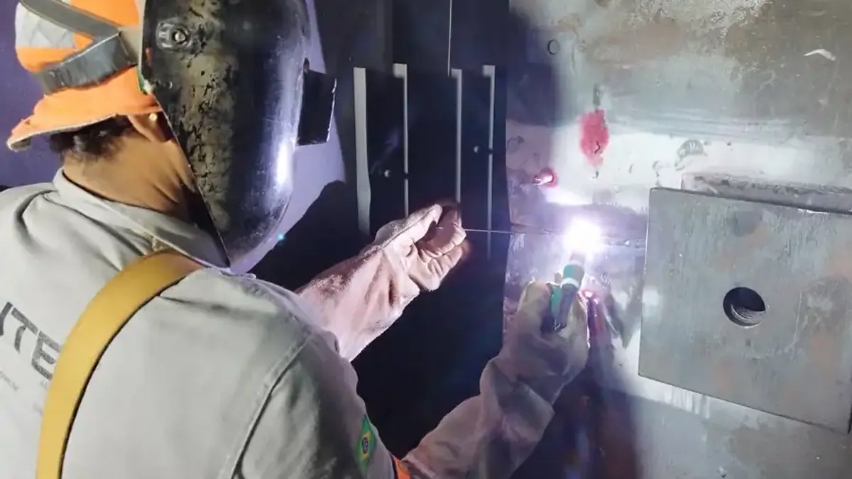 Soldador da Solutec AM com EPI completo executando soldagem industrial em Manaus